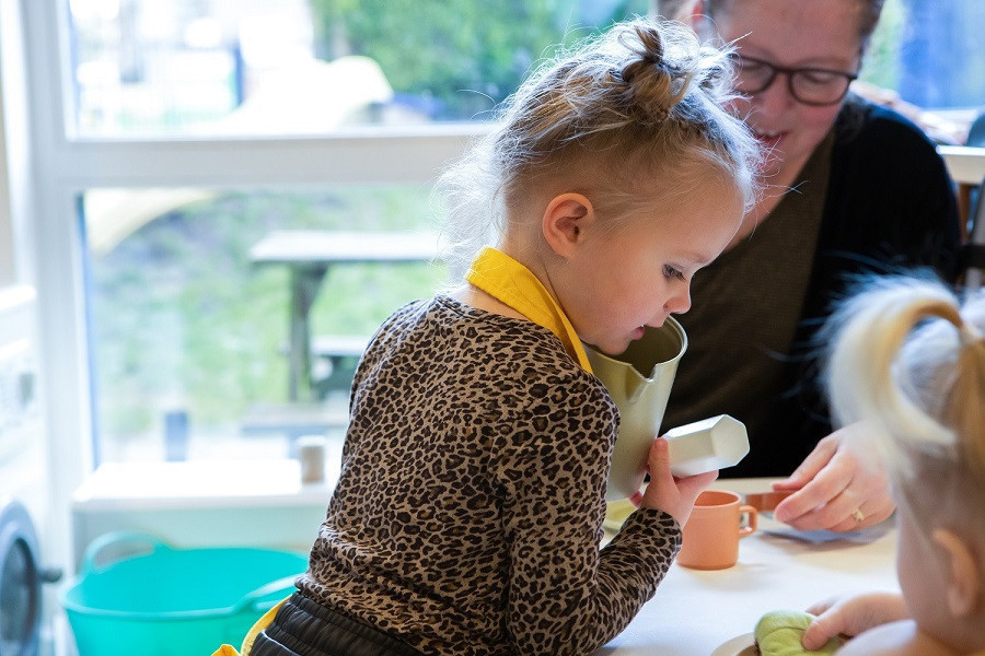 Kinderen en pedagogisch professional spelen met speelservice