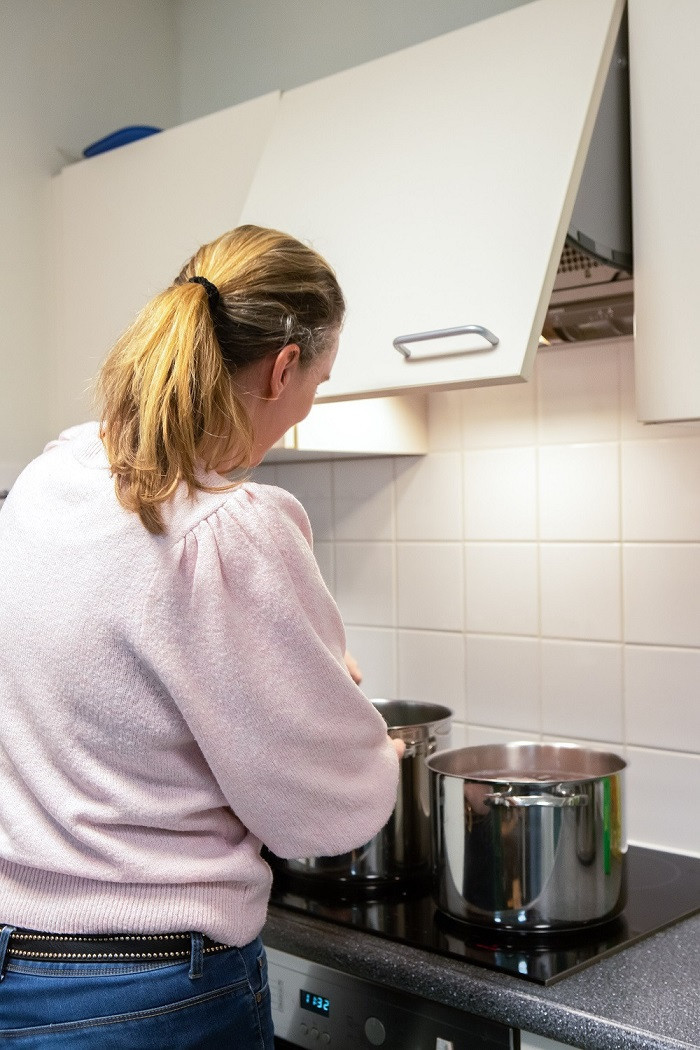 Onze kok staat in de keuken