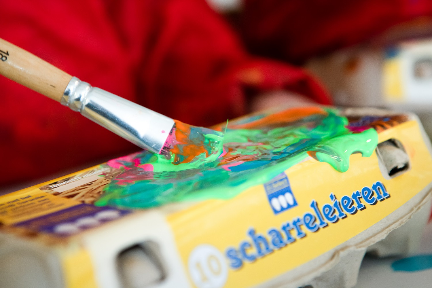 close up van kwast met verf op eierdoos