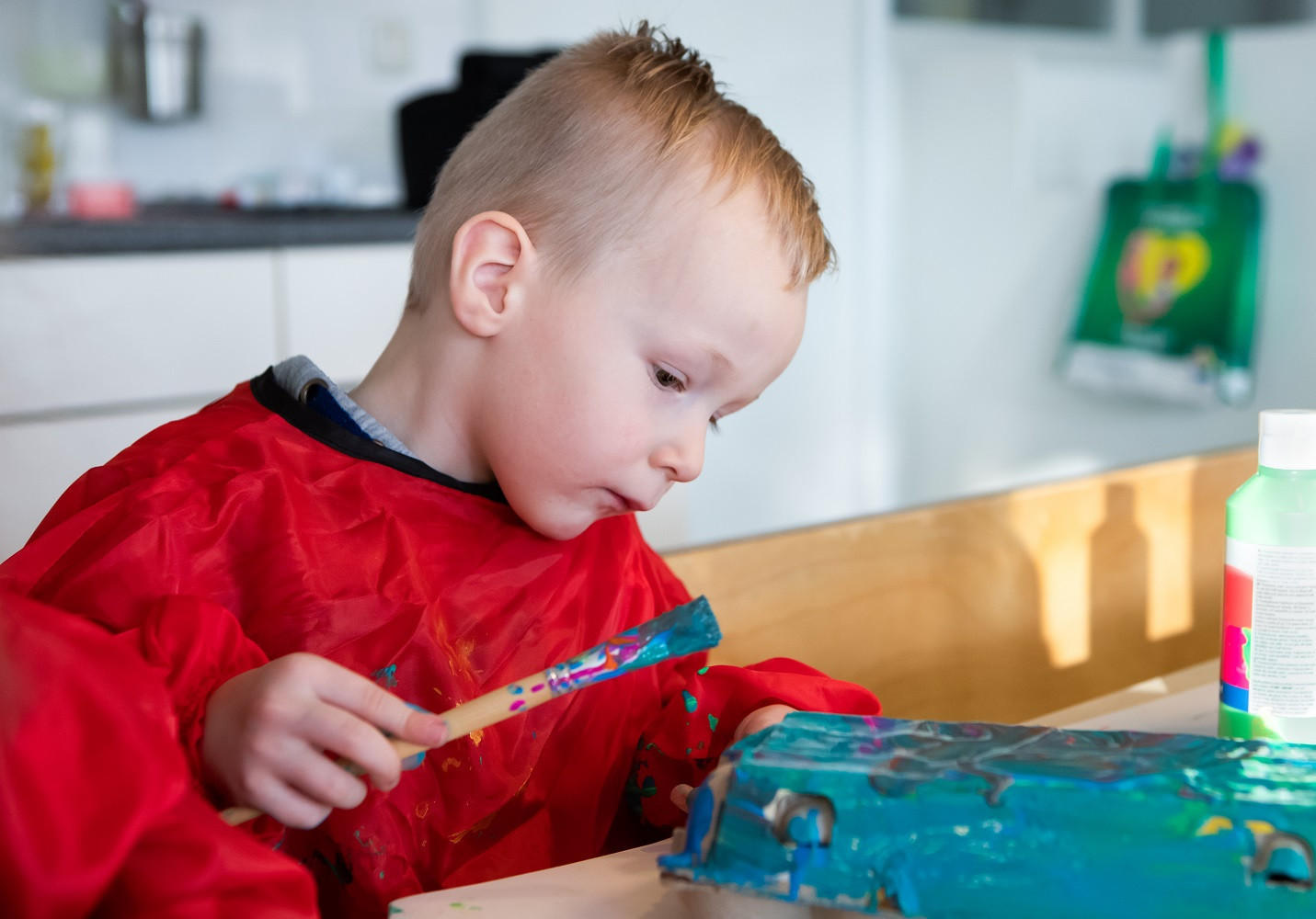 jongen heeft hele eierdoos geverfd