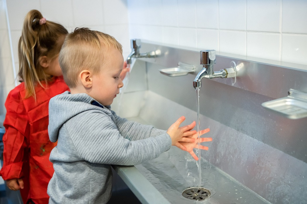 Jongetje en meisje wassen hun handen