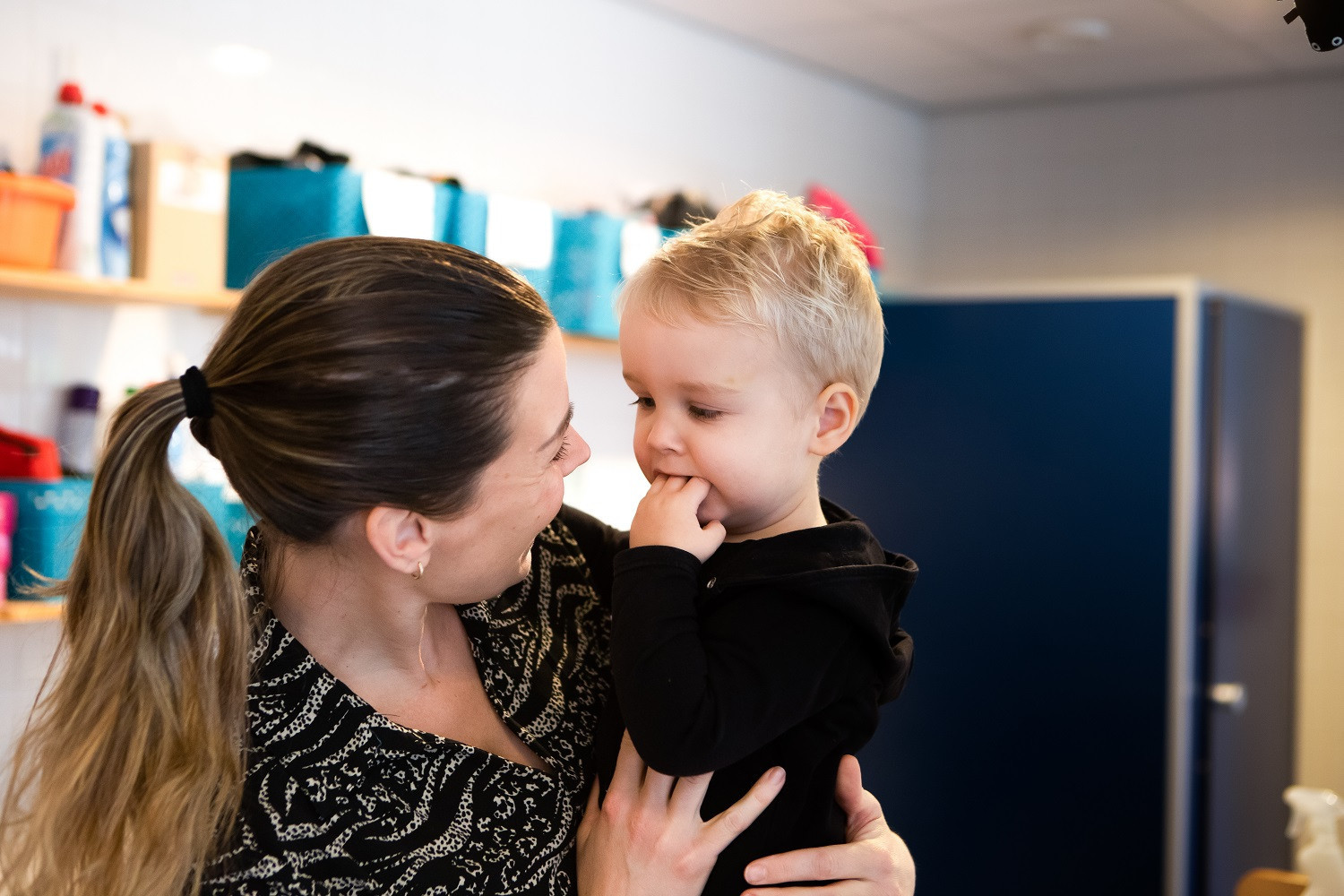 Pedagogisch professional en jongetje