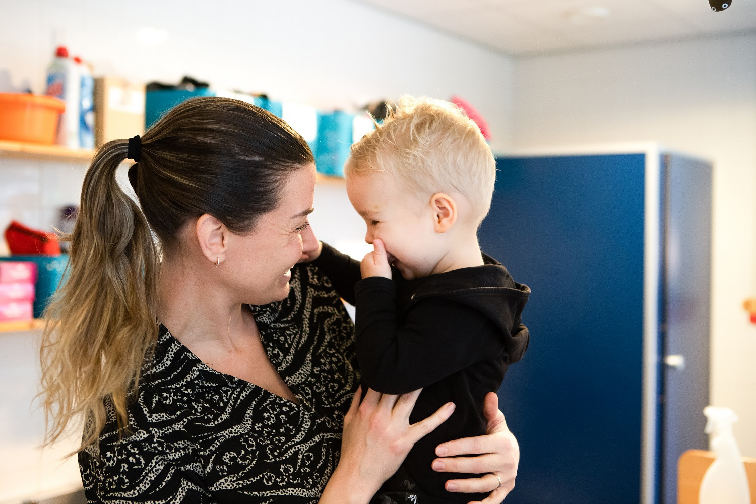 Pedagogisch professional en jongetje lachen samen