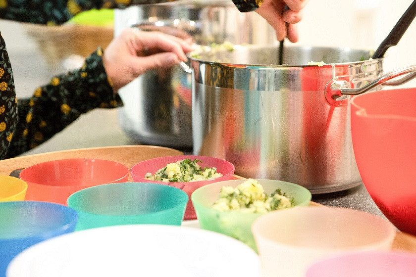 boerenkool wordt in bakjes geschept
