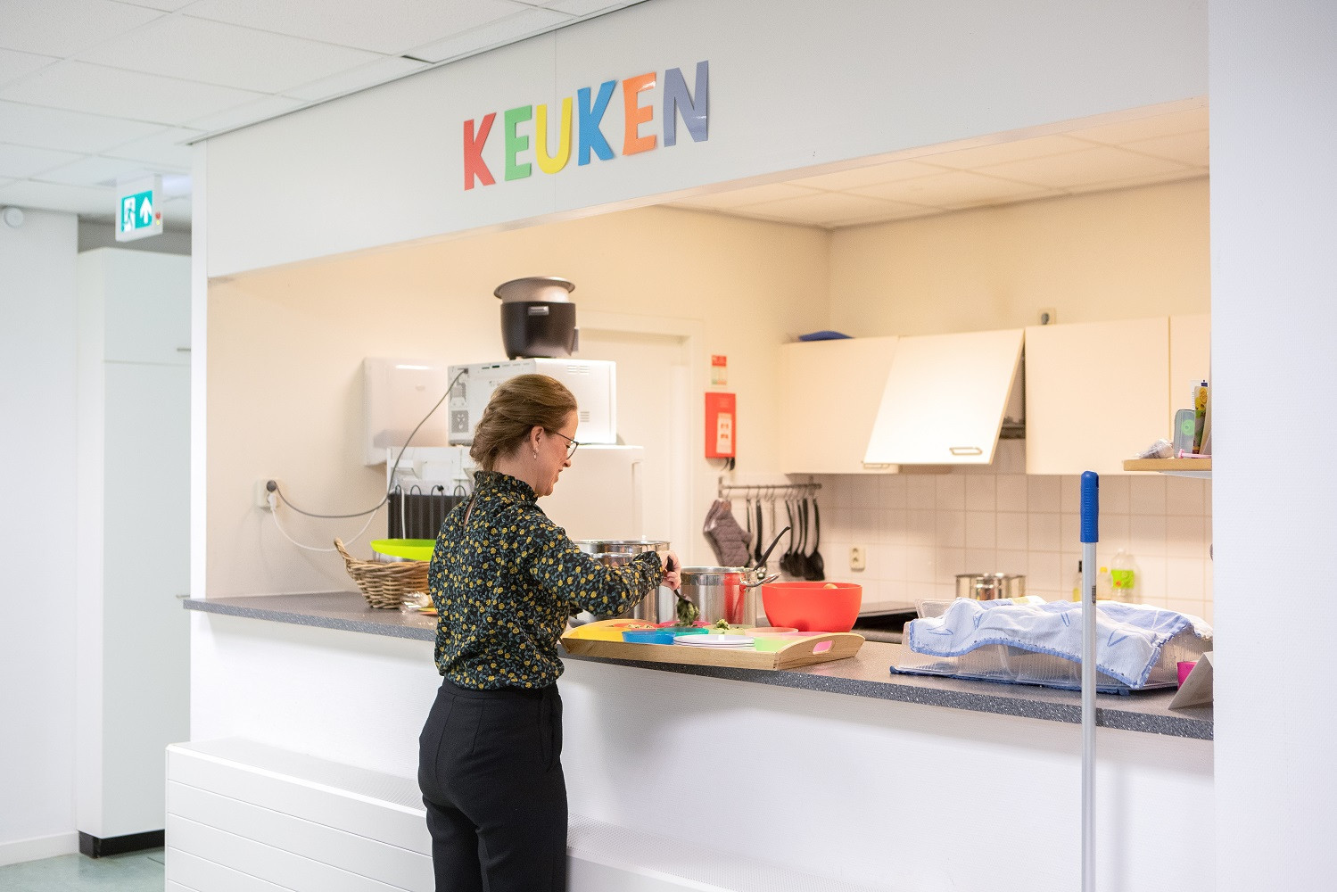 kok staat bij keuken bakjes vol te scheppen