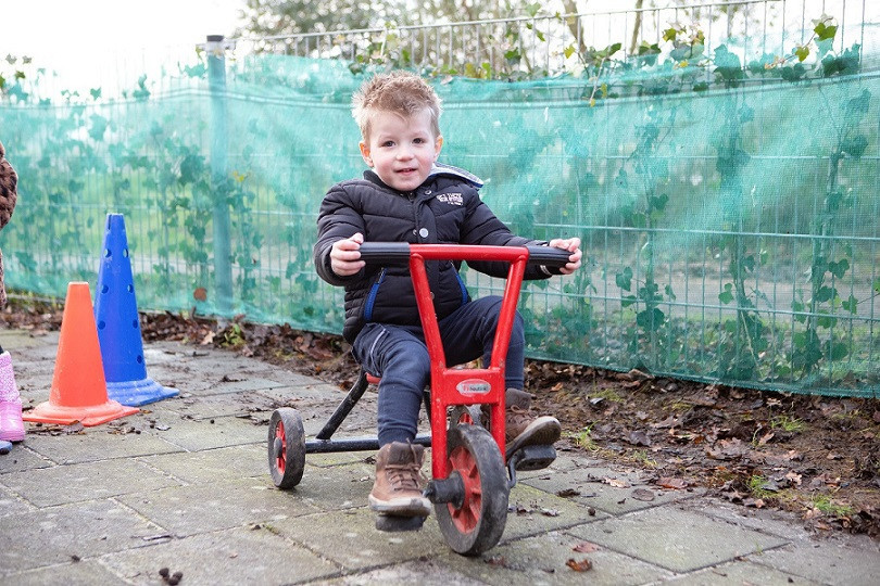 jongen aan het fietsen