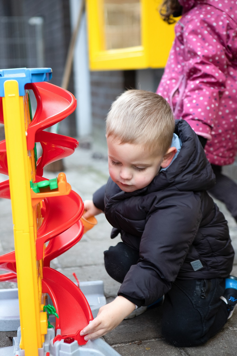 jongen speelt met speelgoed buiten