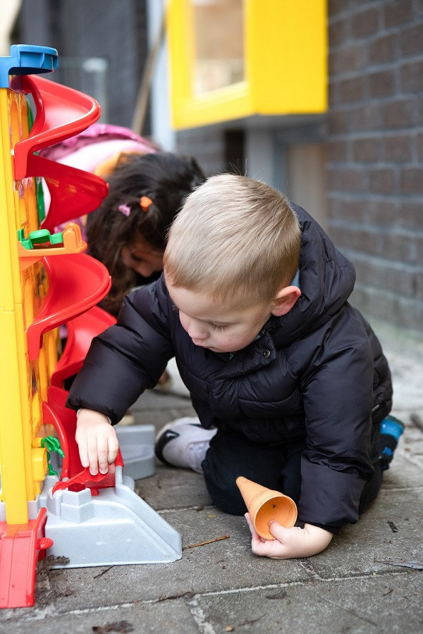 kinderen spelen buiten