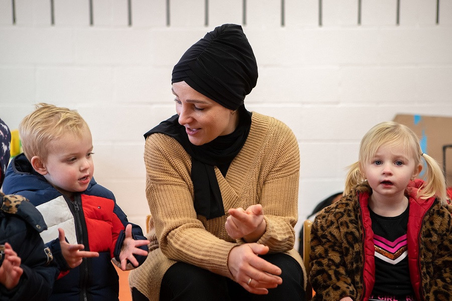 pedagogisch professional telt op vingers met kind