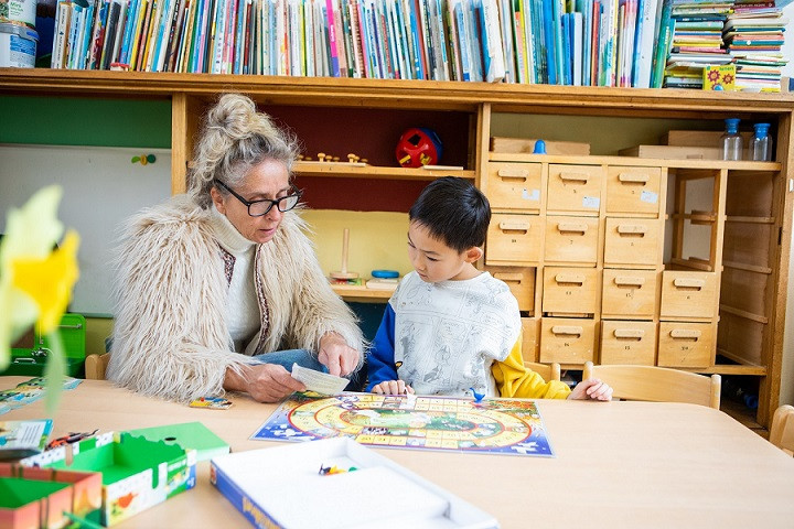 pedagogisch professional legt uit hoe ganzenbord werkt