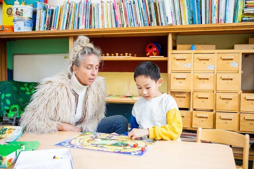 pedagogisch professional spelen samen ganzenbord