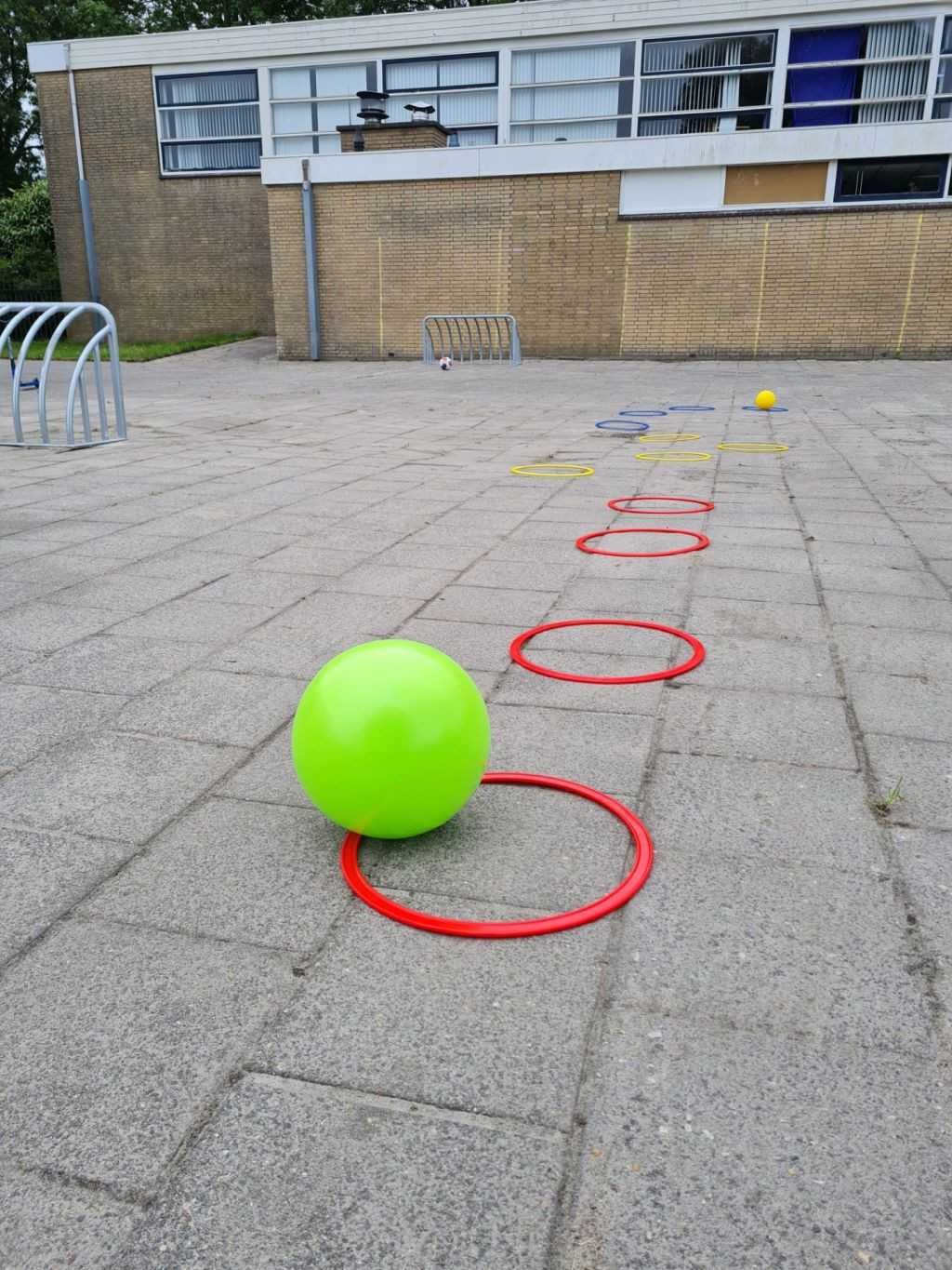 buitenplein met hoepels en bal erin