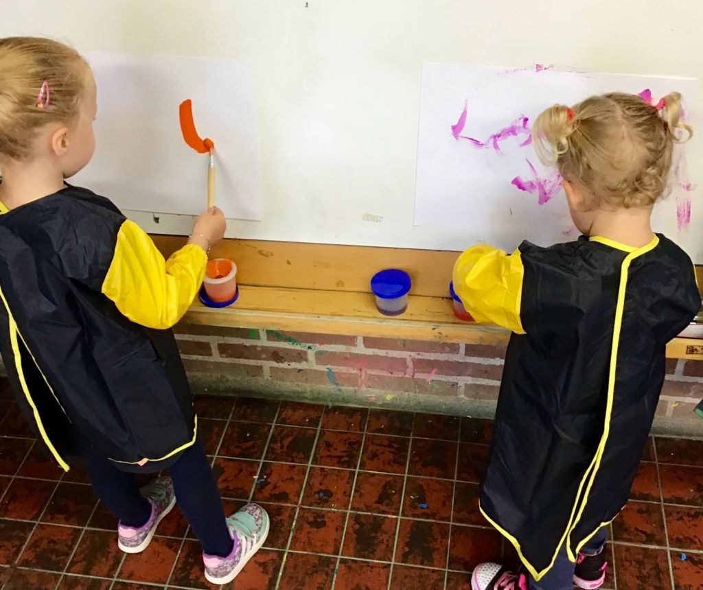 twee meisjes verven