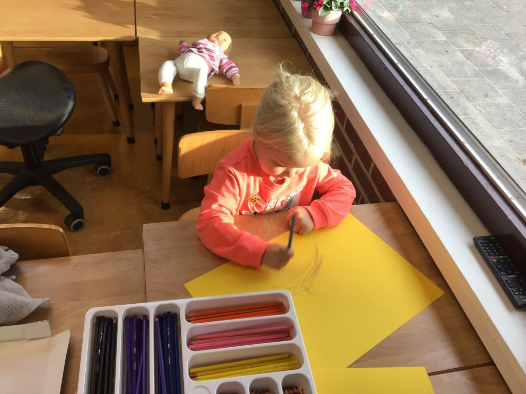 meisje is aan het tekenen aan tafel