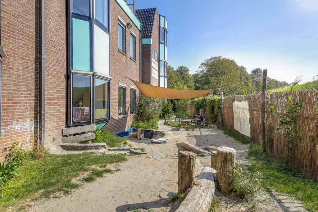 buiten terrein in het zand bij Berend Botje Hoorn Centrum