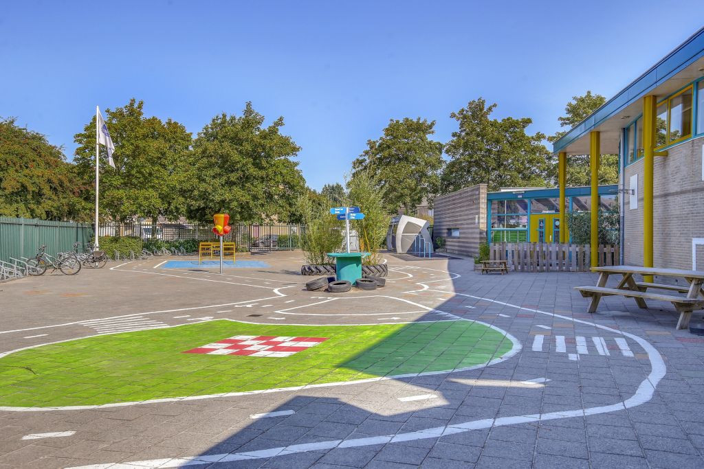 buitenruimte met verkeerstekeningen bij locatie hoorn Kersenboogerd