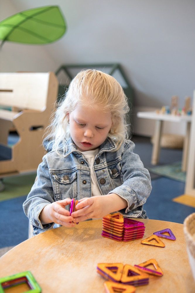 Meisje speelt aan tafel