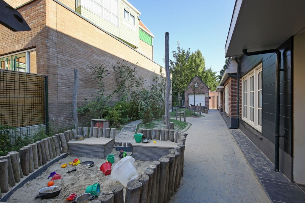 buitenruimte met zandbak van locatie Landsmeer