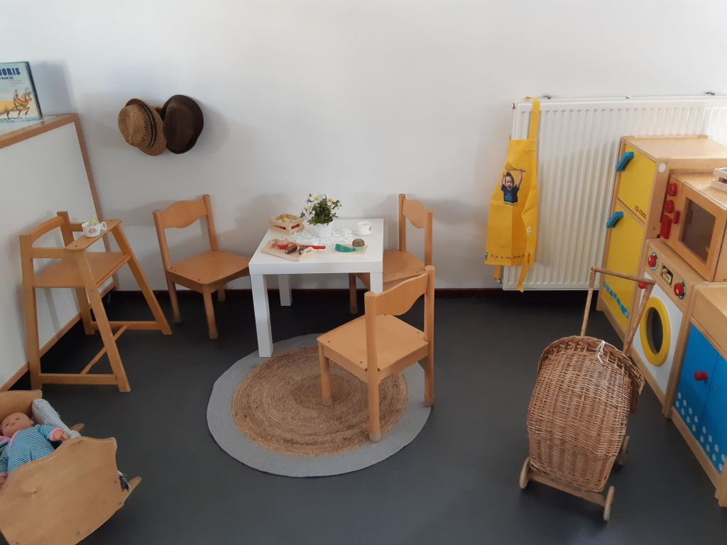 speelhoek met speelkeuken en tafel met stoelen