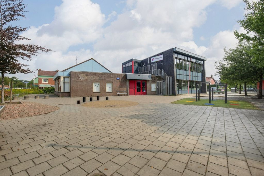 buitenruimte met gebouw van Het Koggeschip