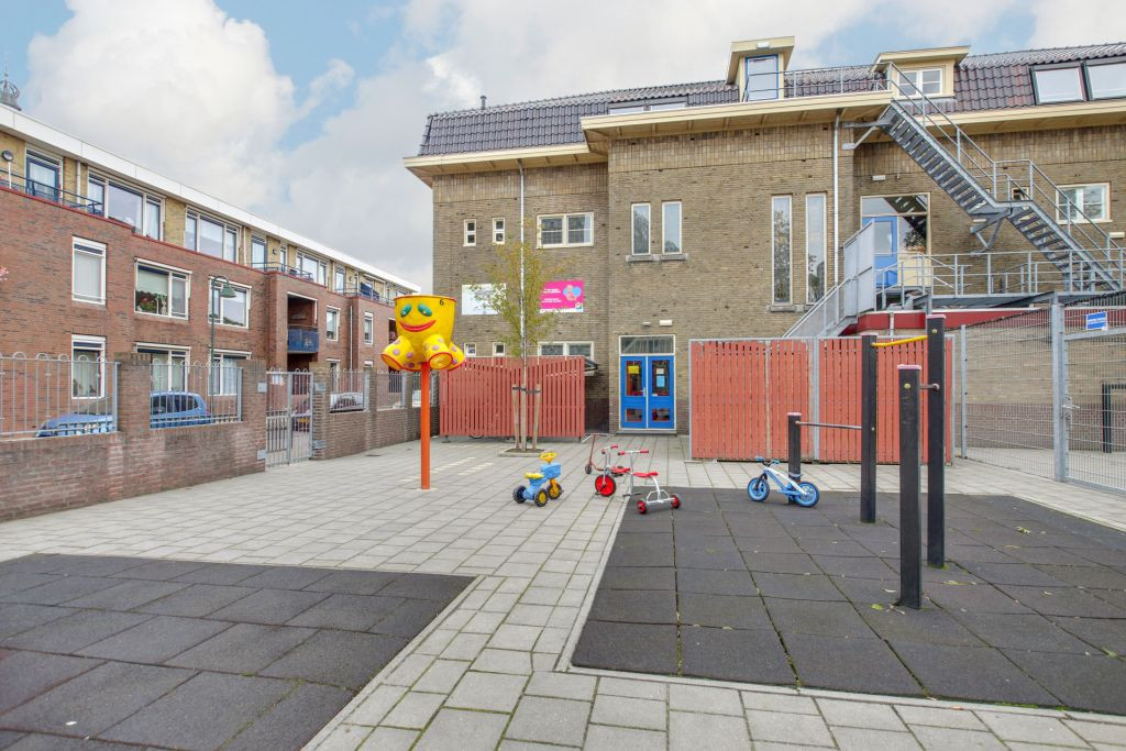 fietsjes buiten op plein van locatie de speeltoren