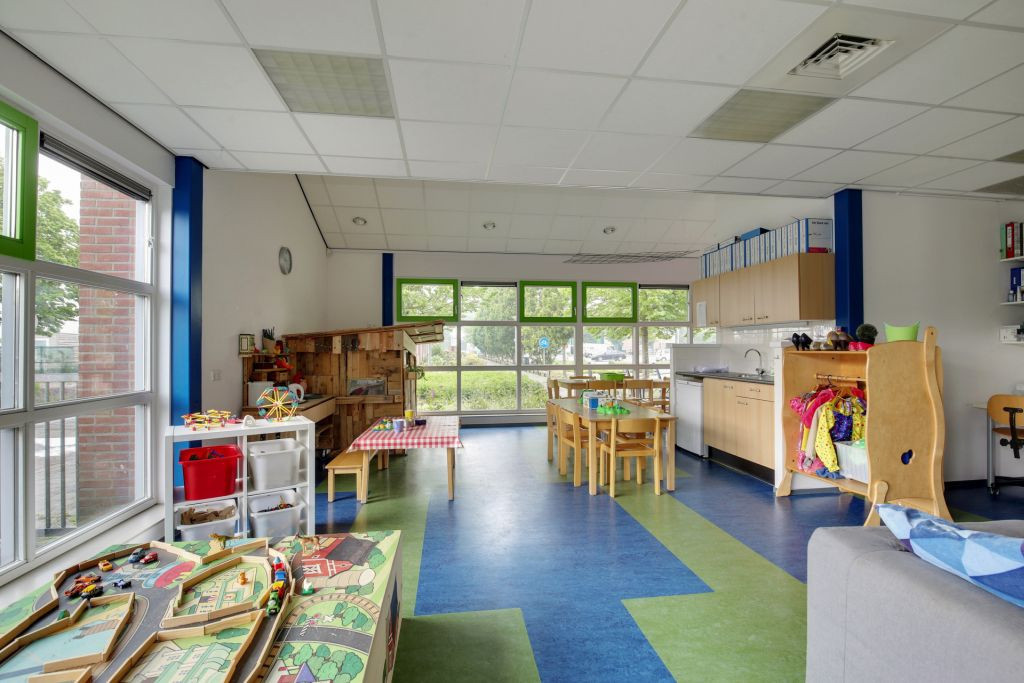groepsruimte met keuken van kinderdagverblijf Midwoud