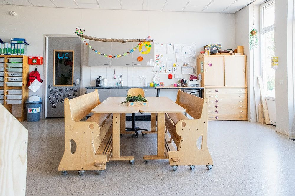 keuken met tafel op locatie Oosthuizen
