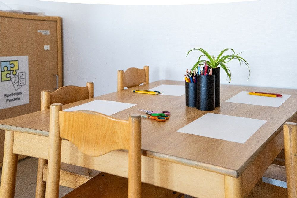 tafel met klaargelegd tekenmateriaal
