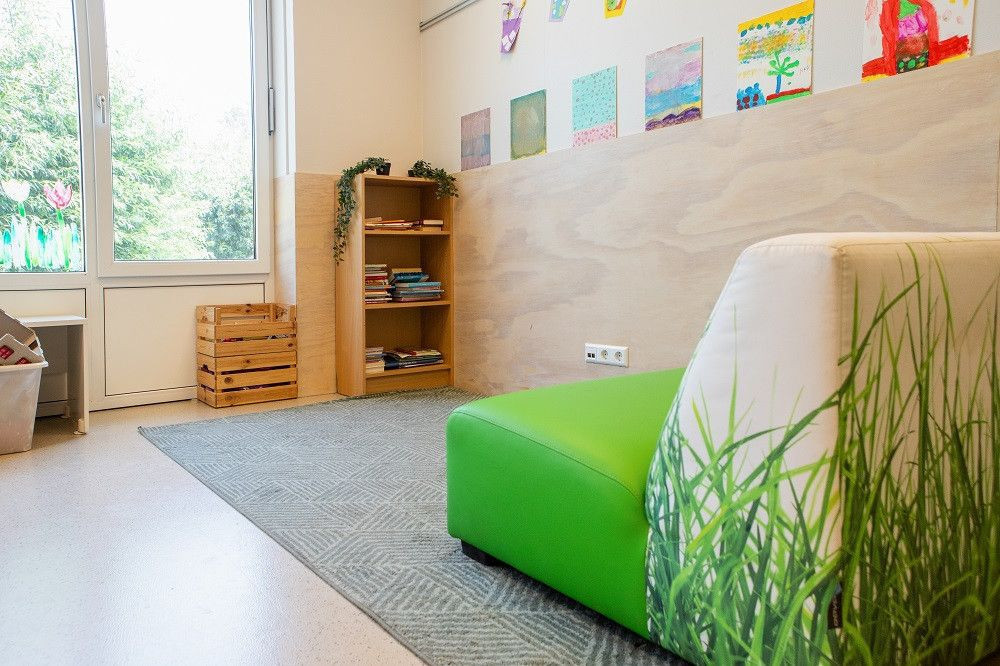 leeshoek met bank en boekenkast