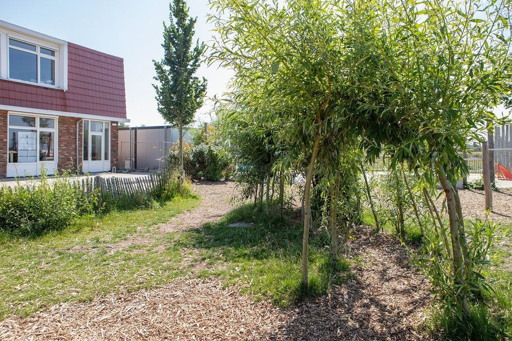 wilgentunnel op speelplaats bij Kindercentrum Oosthuizen