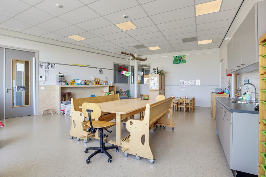 tafel en keuken in groepsruimte