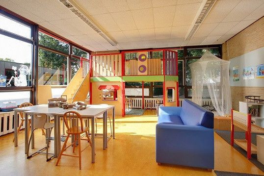 bank en tafel in groepsruimte