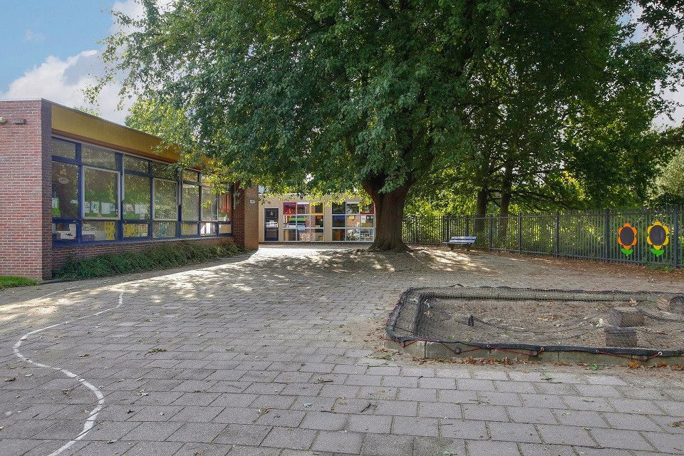 schoolplein met zandbak