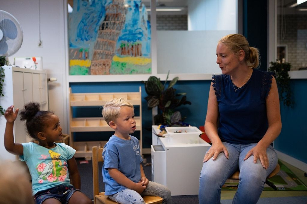 pedagogisch professional en kinderen in kring
