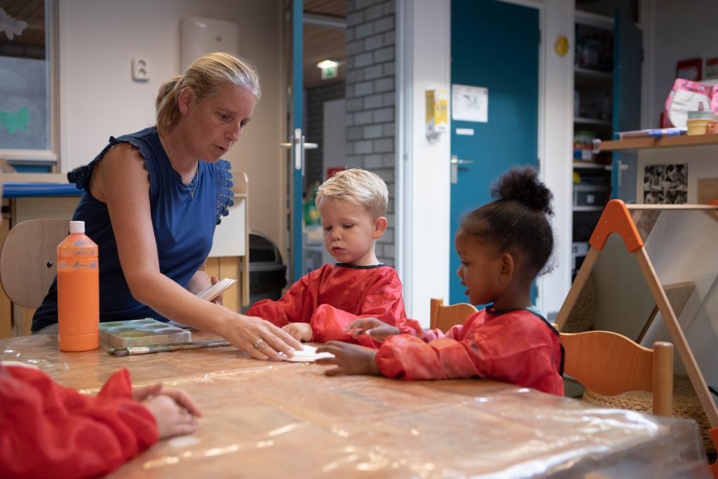 twee kinderen zitten klaar om te schilderen
