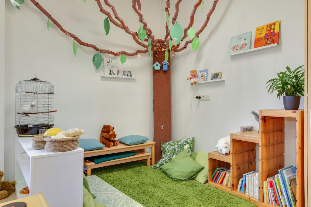leeshoek met boeken, bankje en kussens
