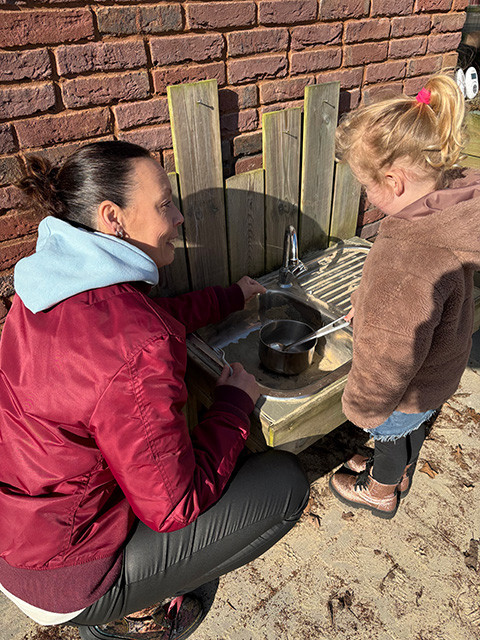 Anjo en meisje bij de buitenkeuken