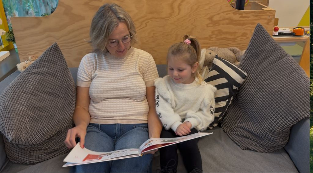 Pedagogisch professional Renate leest een boek voor