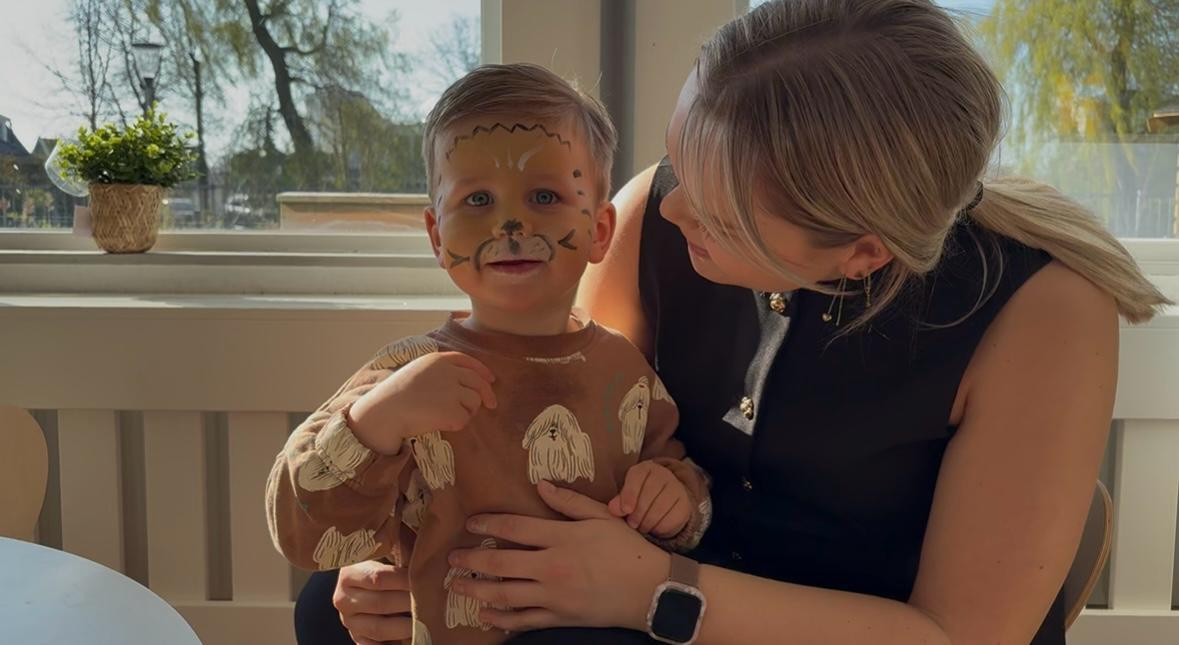 Kindje is geschminkt als tijger