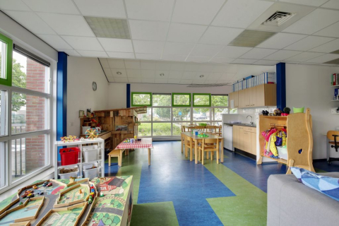 groepsruimte met keuken van kinderdagverblijf Midwoud