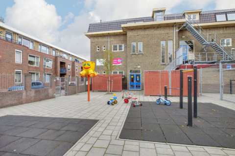 fietsjes buiten op plein van locatie de speeltoren