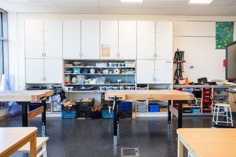 Groepsruimte met werkbanken in BSO ruimte