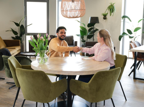 Nieuwe collega wordt de hand geschud