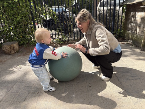 Pedagogisch professional Marije speelt met baby