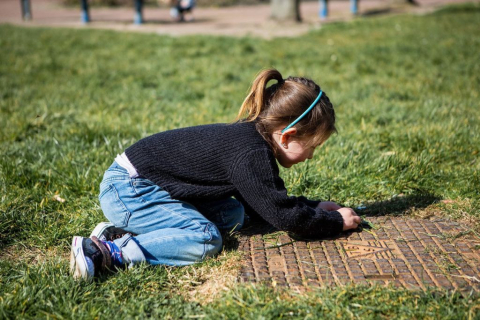 meisje speelt met grassprieten