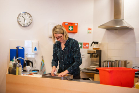 Eten koken door pedagogisch professional