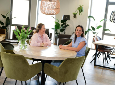 twee vrouwen met elkaar in gesprek