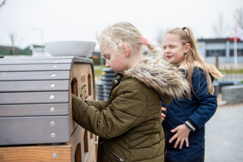 Kinderen kijken in dierenhotel