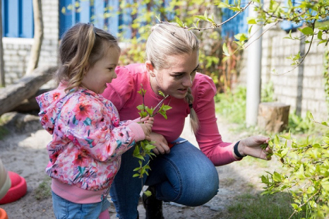 pedagogisch-medewerker-buiten-spelen-peuter