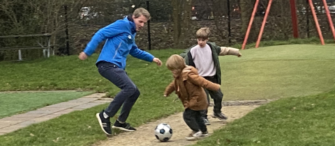 Mark voetbalt met de BSO kinderen
